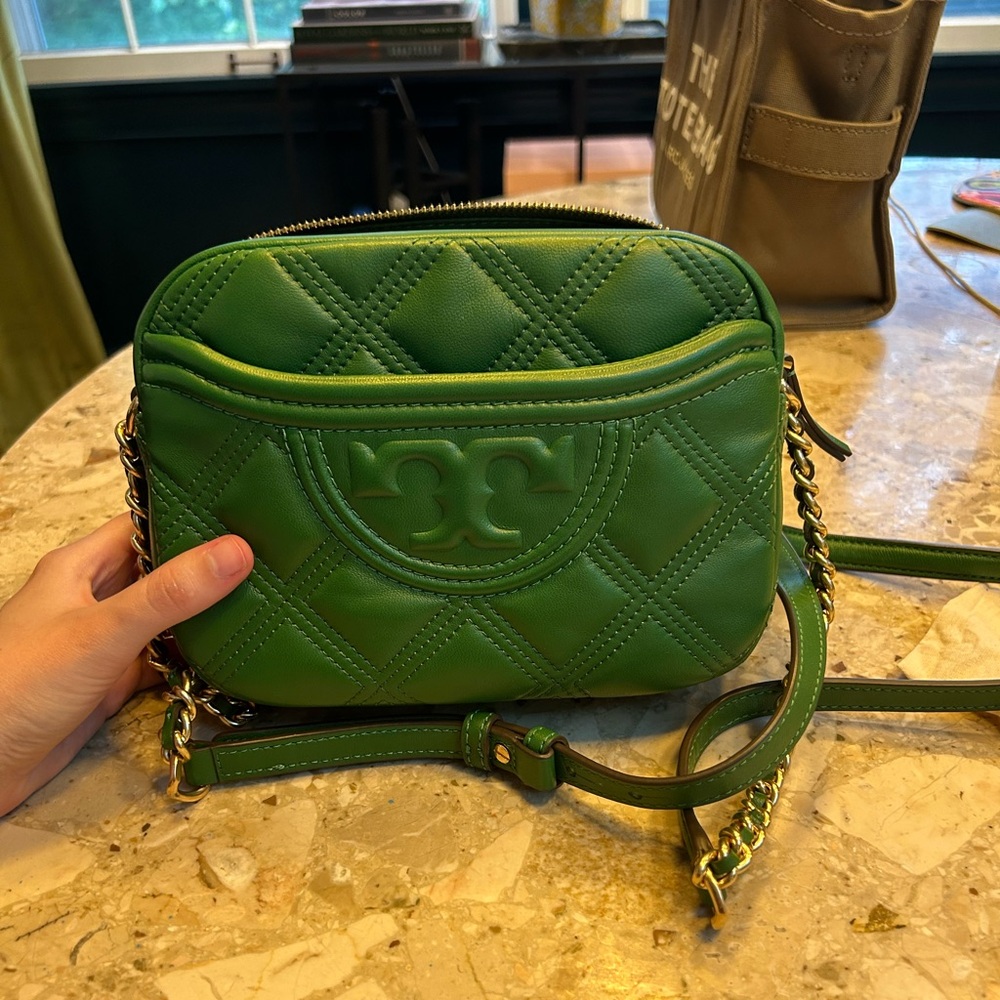 ✨EUC✨ Tory Burch Fleming Soft Camera Bag in Arugula